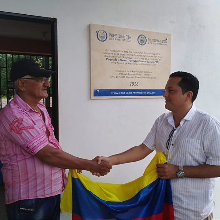 Colombian men shake hands in name of peace